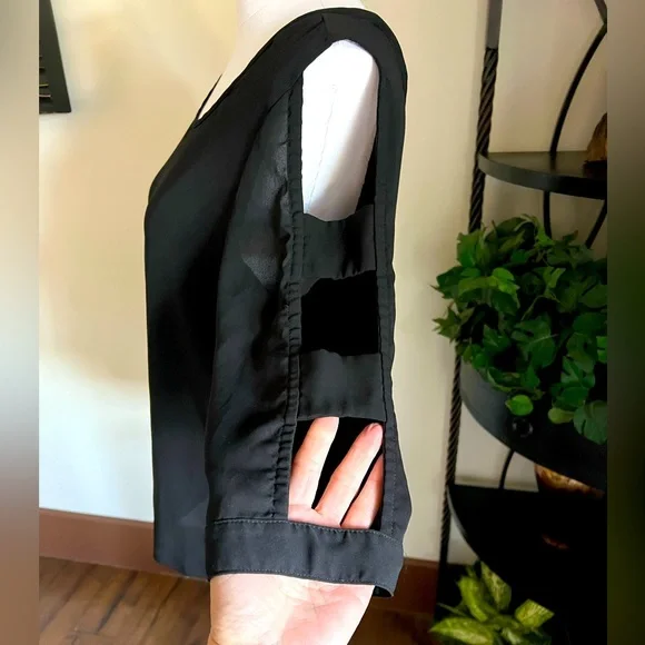 Flowing Black Blouse - Picture 5 of 8